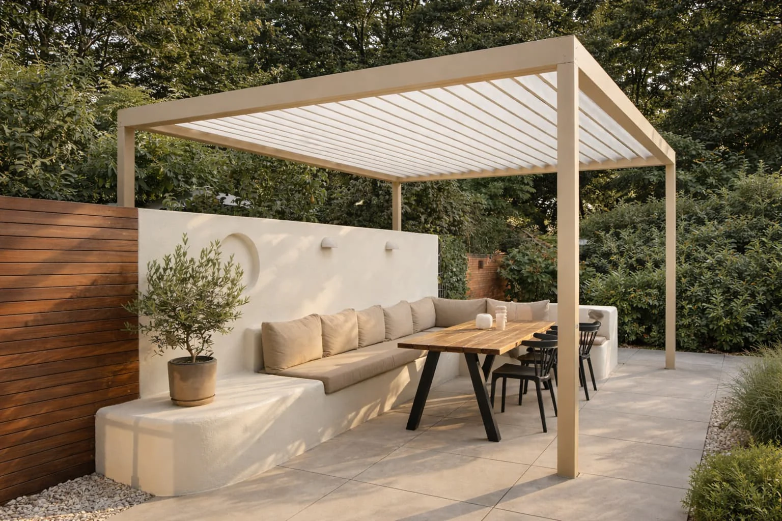 Pergola bioclimatique autoportante dans un jardin