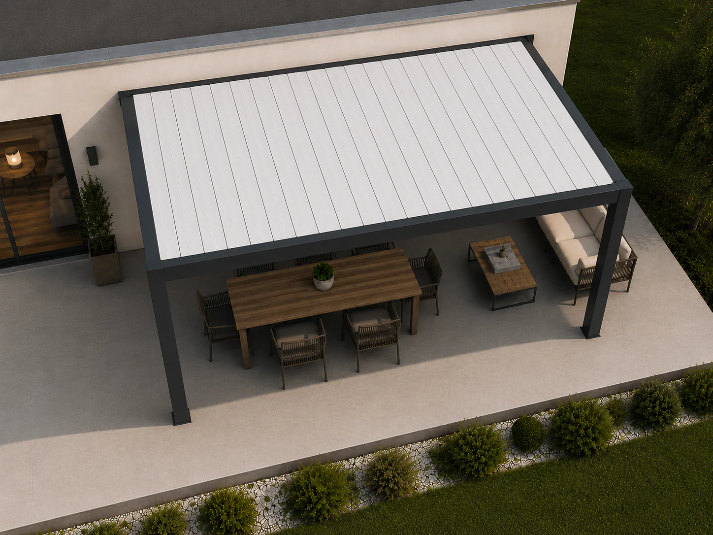 Lames fermées d’une pergola bioclimatique protégeant la terrasse